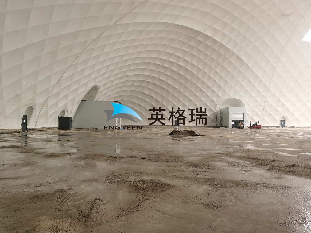 氣膜倉(cāng)庫(kù)內(nèi)部空間無(wú)礙，大型機(jī)械可自由運(yùn)行，空間利用率高